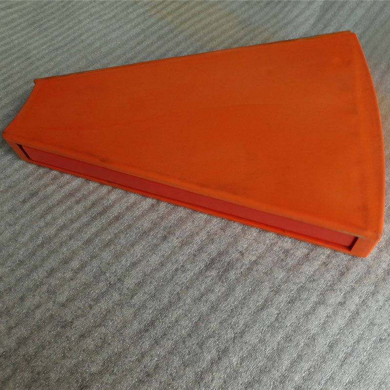 橘黃色地鐵翼閘門板